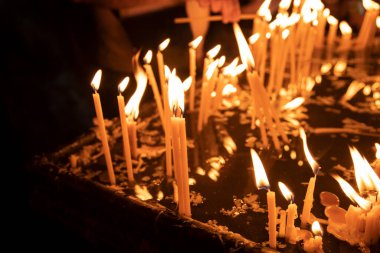 Kilise arka planında mum yakmak..