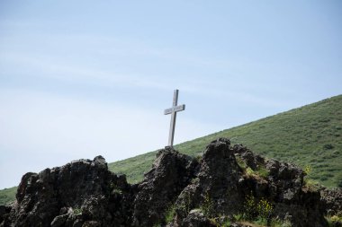 Bir dağın tepesinde çapraz siluet