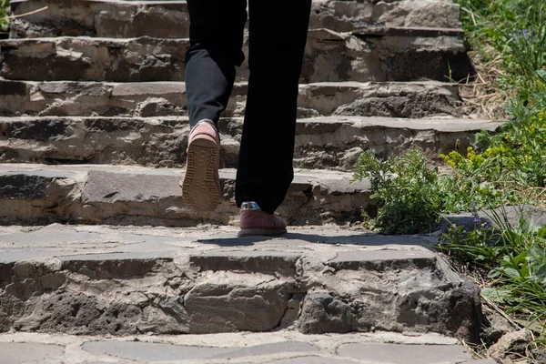 Kadın Doğada Merdivenleri Tırmanır — Stok fotoğraf