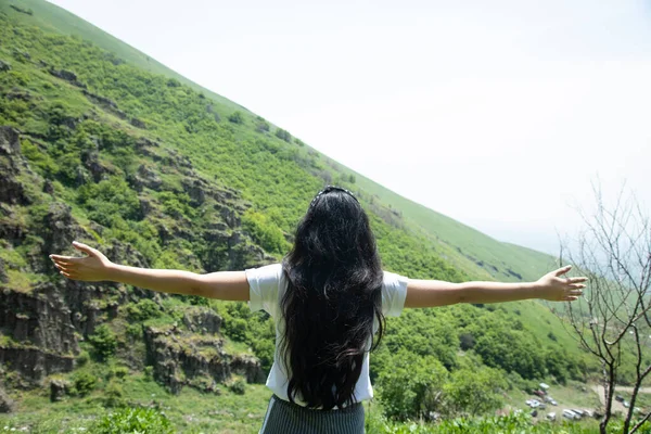 Young Happy Traveler Woman Mountain — Stock Photo, Image