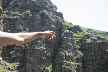 Genç adam parmak gösterisi doğada.