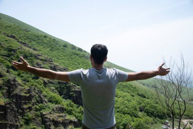 Genç mutlu gezgin dağda