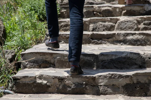 Mannen Klättrar Uppför Trappan Naturen — Stockfoto