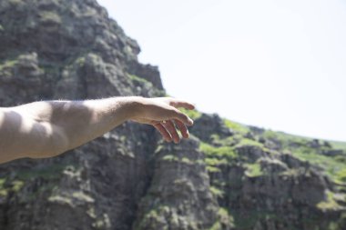 Genç adam parmak gösterisi doğada.