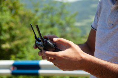 İnsansız hava aracı doğada uzaktan kumandalı.