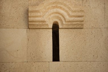 Tarihi kilise ve küçük pencere.