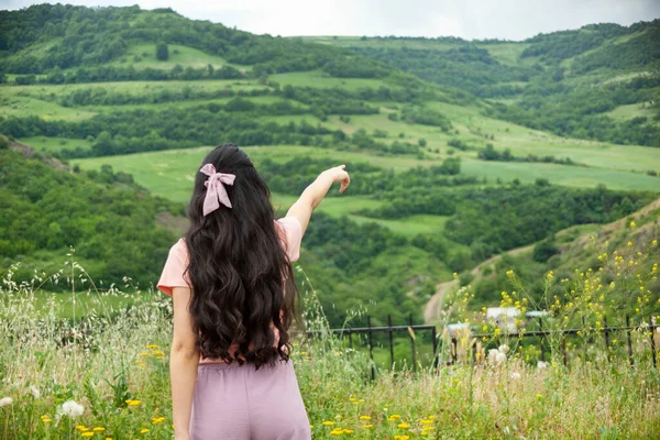 Feliz Mulher Dedo Mostrar Bela Montanha — Fotografia de Stock