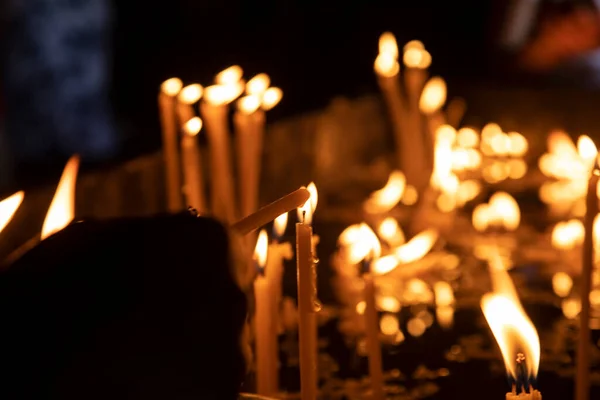 Folk Tänder Ljus Kyrkan — Stockfoto