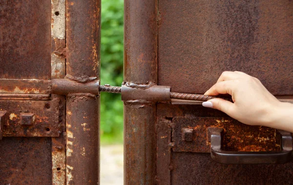 Woman Closes Old Gate — Stockfoto