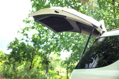 Bagajı açık bir araba yola park edilmiş.