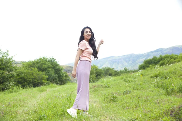 Jovem Mulher Feliz Montanha — Fotografia de Stock