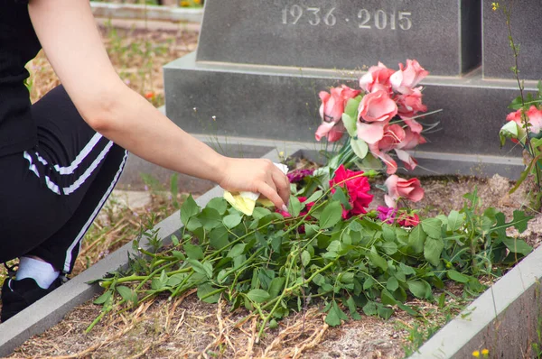 Kvinnan Lägger Blommor Vid Graven — Stockfoto