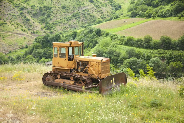 Gele Trekker Groene Berg Stockfoto