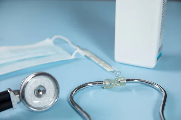 Stéthoscope Avec Médicament Masque Sur Table — Photo