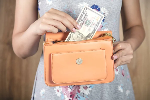 Женщина Держит Оранжевый Мешок Деньгами — стоковое фото