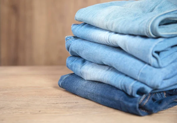 Jeans Bleus Sur Table Sur Fond Bois — Photo