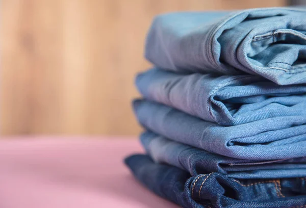 Jeans Bleus Sur Table Sur Fond Bois — Photo