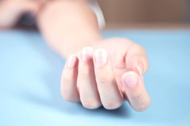 Kadın arka planda avuç içi açtı