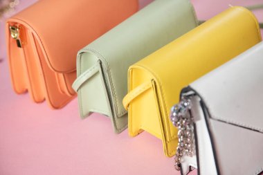 Pembe masadaki moda çantaları