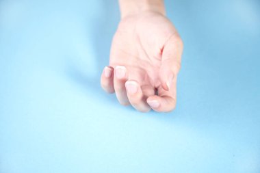 Kadın arka planda avuç içi açtı