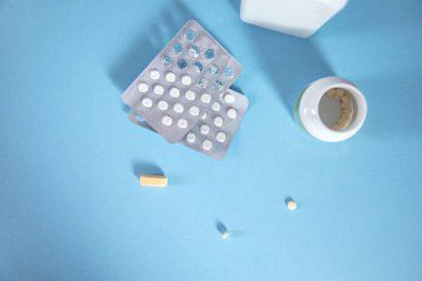 uyuşturucular mavi masanın arkasında