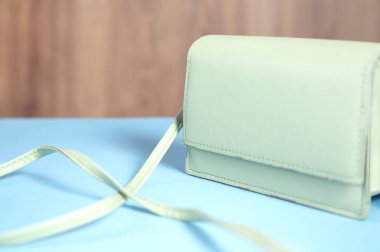 Mavi masada şık kadınlar var.