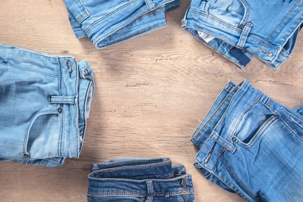 Samling Blå Jeans Träbordet — Stockfoto