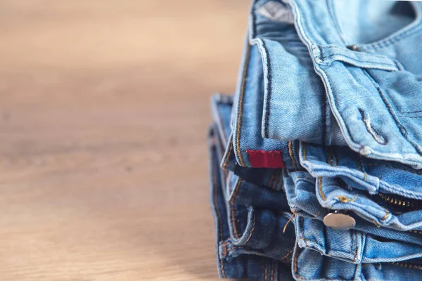 Collezione Blue Jeans Sul Tavolo Legno — Foto Stock