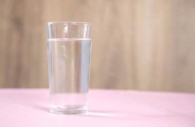 Pembe masada bir bardak su..