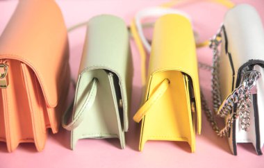 Pembe masada renkli moda çantaları.