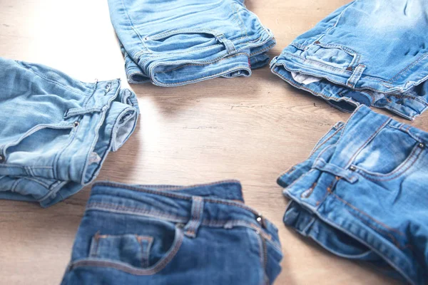 Jeans Bleu Sur Fond Bois — Photo