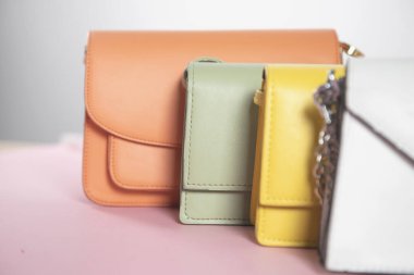 Pembe masa arkaplanındaki renk çantaları