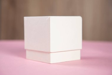 Pembe arka planda beyaz hediye kutusu
