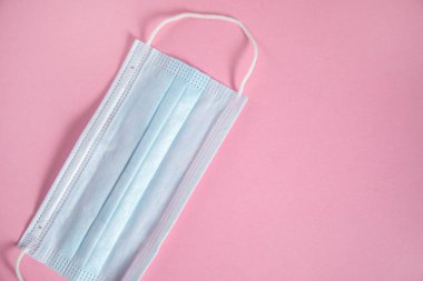 Pembe masa arkasında tıbbi maske