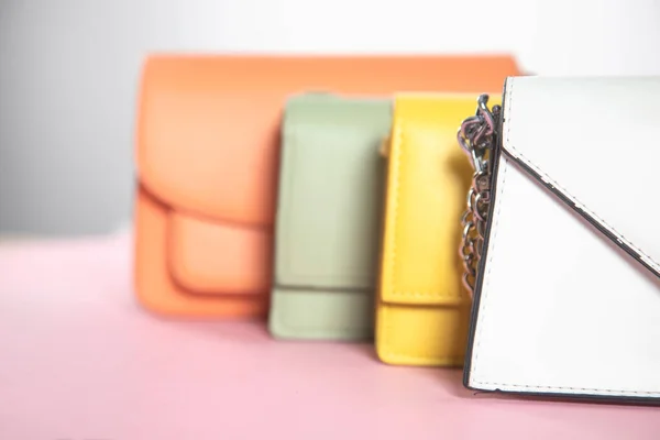 Pembe Masa Arkaplanındaki Renk Çantaları — Stok fotoğraf