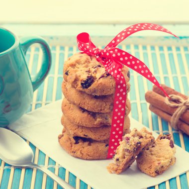 Kırmızı kurdele ile kızılcık soslu kurabiyeleri