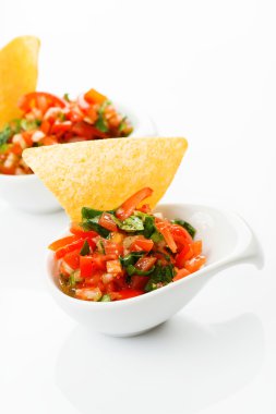 Nacho ve domates sosu.