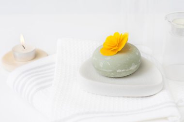 Spa kavramı. Havlu ve sabun ile mum