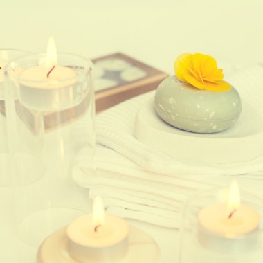 Spa kavramı. Havlu ve sabun ile mum