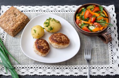 Haşlanmış patates ve salata ile taze dereotu ile Beşamel sos eve Mey