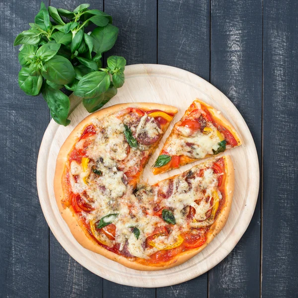 Pizza italienne aux tomates cerises, poivre, salami et basilic — Photo
