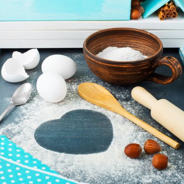 Kartı kalp un ahşap tahta üzerinde pişirme