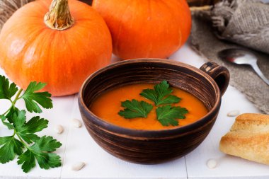 Rustik kupa balkabağı çorbası