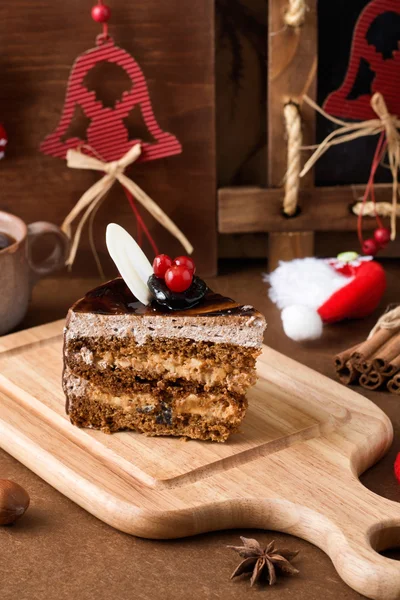 Karácsonyi csokoládé torta, és karácsonyi díszek — Stock Fotó