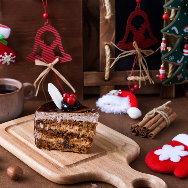 Torta di cioccolato di Natale e decorazioni natalizie — Foto Stock