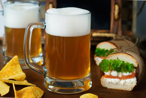 Taza llena de cerveza Lager — Foto de Stock