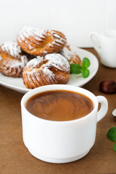 Kaffekopp och kakor omfattas strösocker — Stockfoto