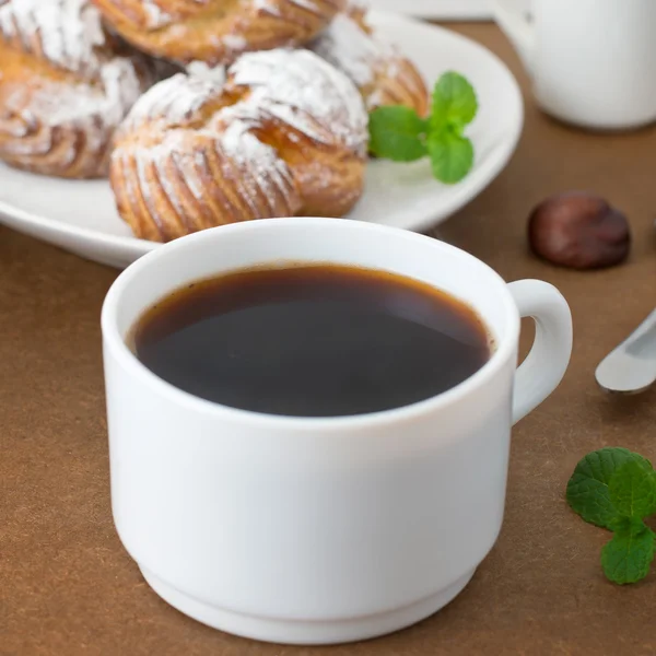 Kaffekopp och kakor omfattas strösocker — Stockfoto
