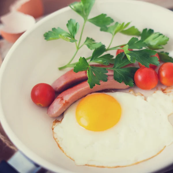 Sosisli ve domatesli sahanda yumurta — Stok fotoğraf