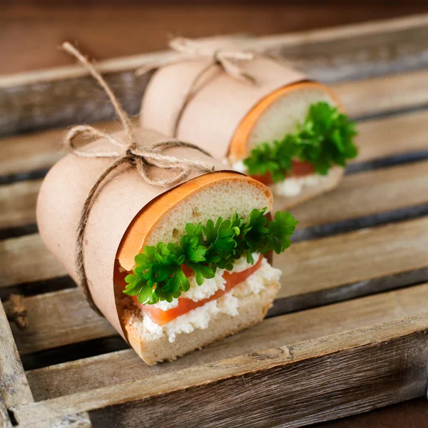 Sandwich al salmone su fondo rustico in legno bianco — Foto Stock